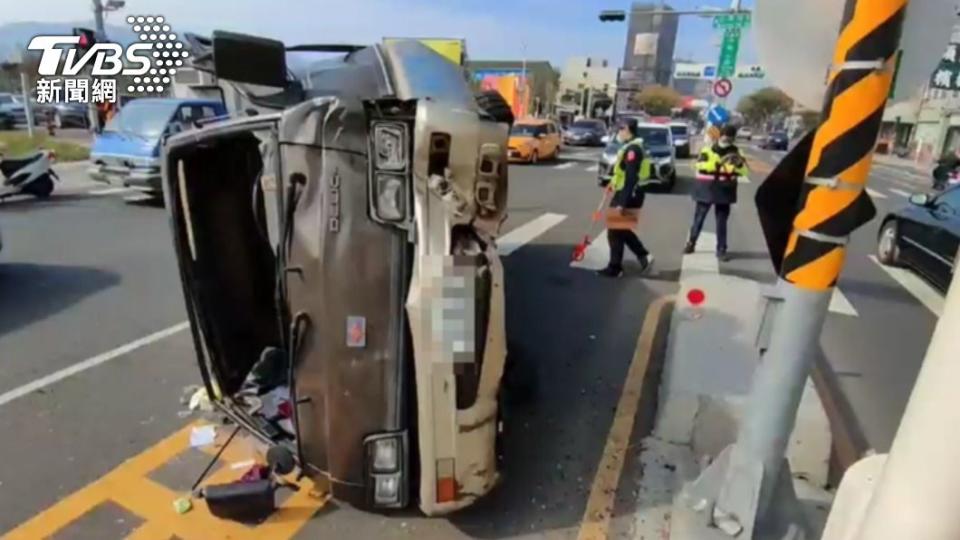 7旬翁自撞分隔島翻車。（圖／TVBS）