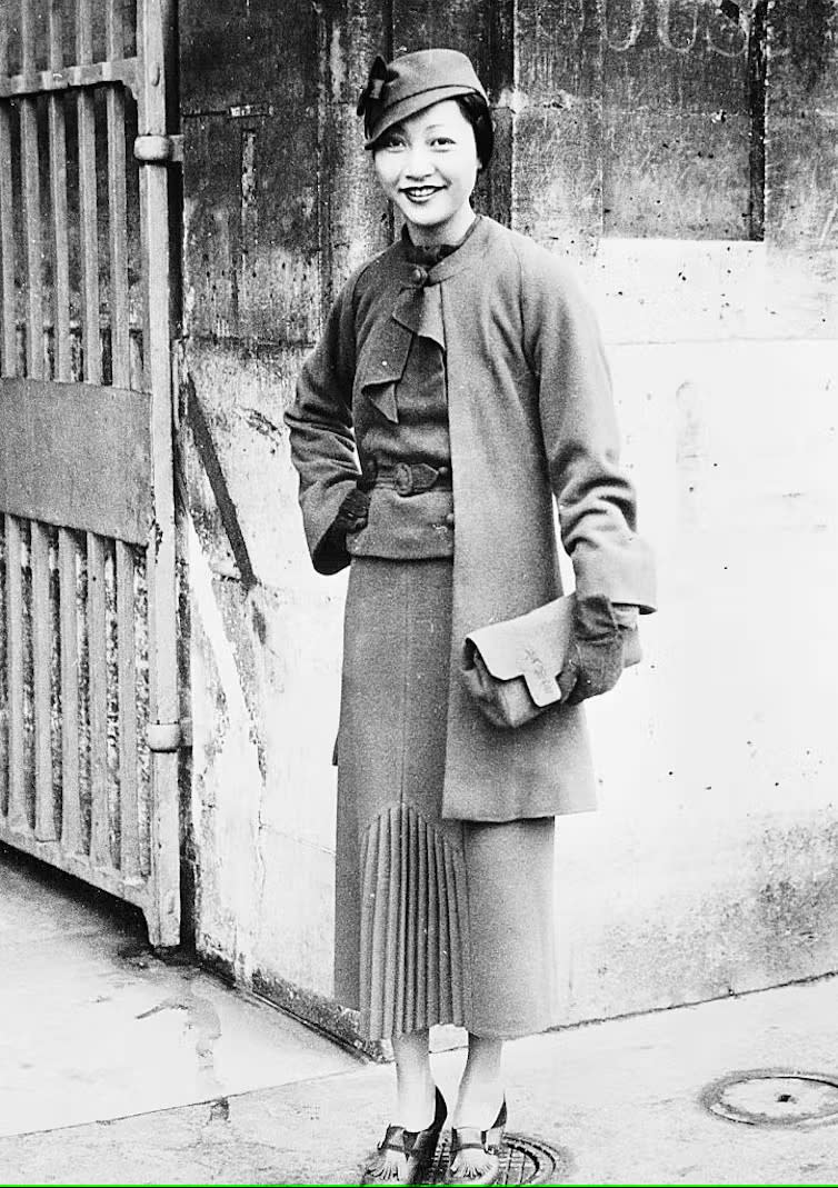 Wong posando frente al Hôtel de Crillon en París en 1935. Bettmann/Getty Images