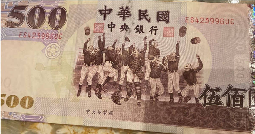 大聯盟官方網站的記者莫納根（Matt Monagan）已經來到台灣，特地拍下了一張新台幣500元的照片，以生動形象地說明台灣人對棒球的熱愛。（圖／翻攝自推特）