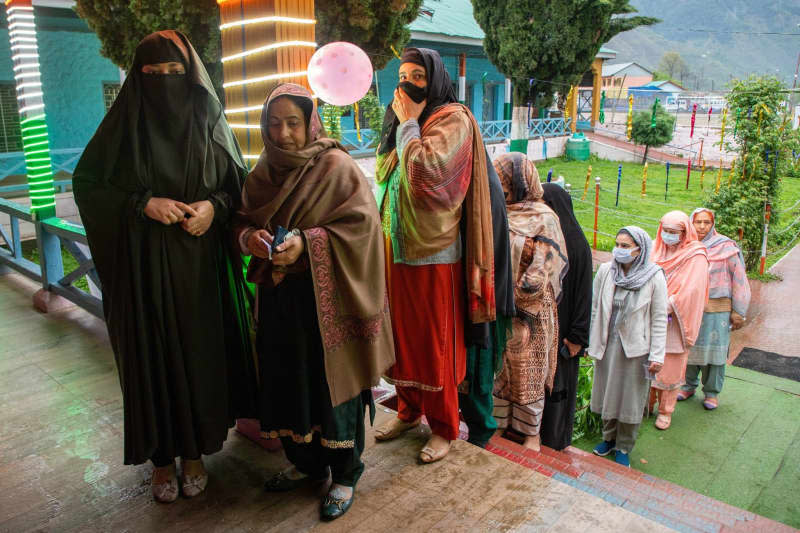 Voters wait in a queue to cast their votes outside a polling station during the first phase of lower house, of the Indian parliamentary elections. Faisal Bashir/SOPA Images via ZUMA Press Wire/dpa