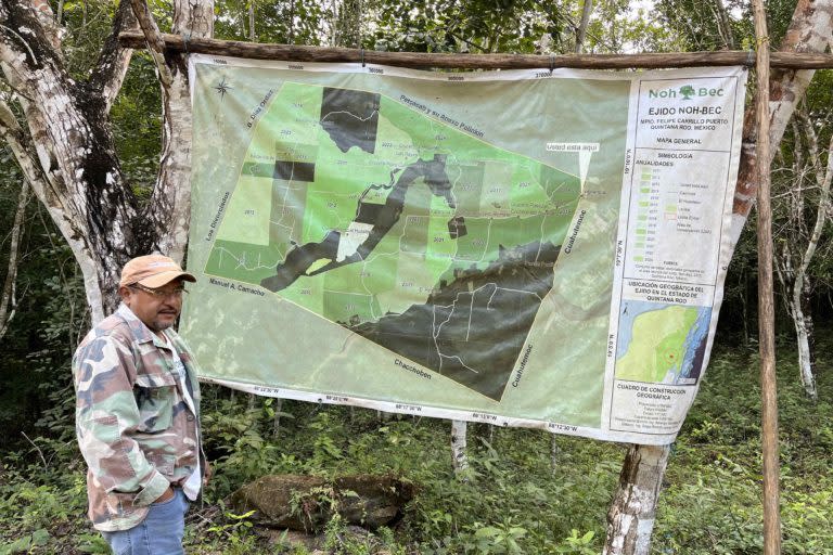 El ejidatario Bernabé del Ángel, en la entrada de zona forestal de Noh Bec. Foto: Juan Mayorga.