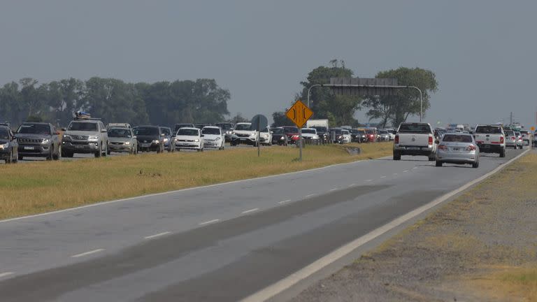 Fila de autos a poco de llegar al peaje La Huella, en el kilómetro 240 de la ruta 11, donde confluye el tránsito de Pinamar y el Partido de la Costa