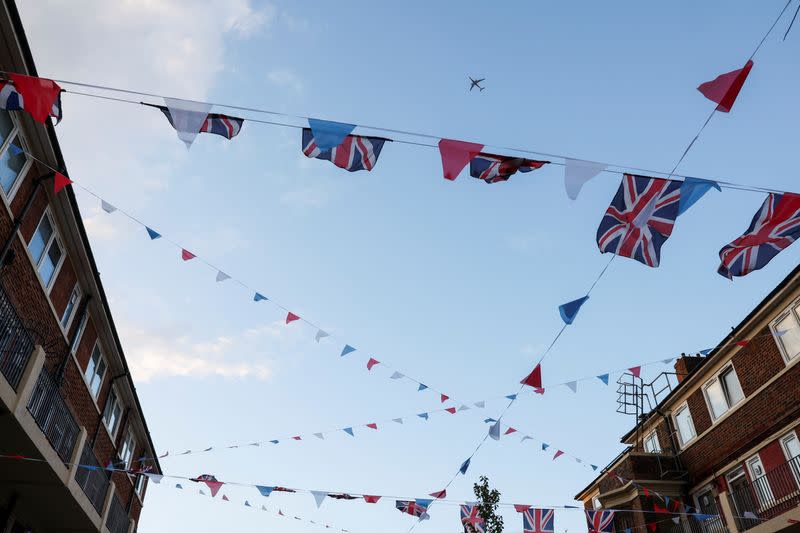 Las calles del sector de Bermondsey, en el sur de Londres, lucen adornadas con banderines británicos a la espera de la ceremonia de coronación de Carlos III. Londres, mayo 5 2023. REUTERS/Emilie Madi