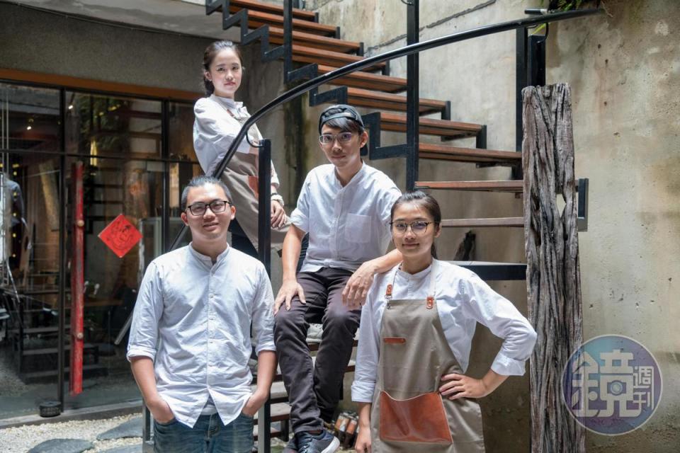 張簡玲盈、許柏文、曲袖慈、張詠舜（右至左）今年剛從首府大學畢業，4位好朋友走進老宅，熱情追求美味人生。