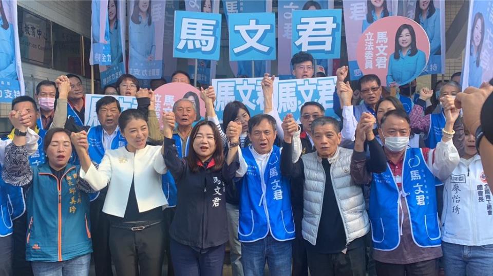 國民黨南投一選區立委馬文君(前排左三)在縣長許淑華(左二)、縣議長何勝豐(右三)陪同下前往縣選委會登記，爭取連任。曾雪蒨攝