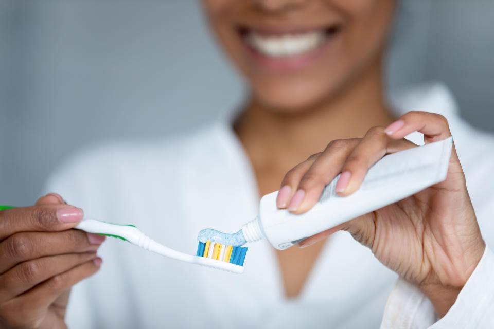 Una higienista dental aconseja “dejar de gastar tanto dinero” en pasta de dientes. Foto: Getty Images. 