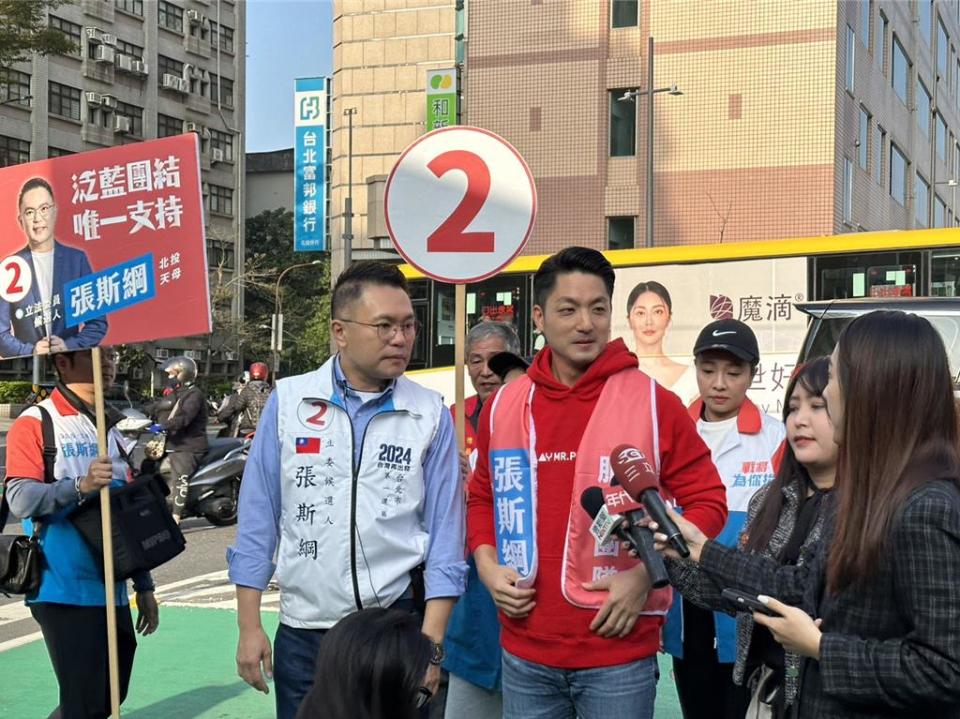 台北市長蔣萬安今(6)日前往台北市北投市場替國民黨立委候選人張斯綱輔選時，直言民進黨總統候選人賴清德口口聲聲說公開高端合約，但直到現在都還沒有下文。(黃敬文攝)