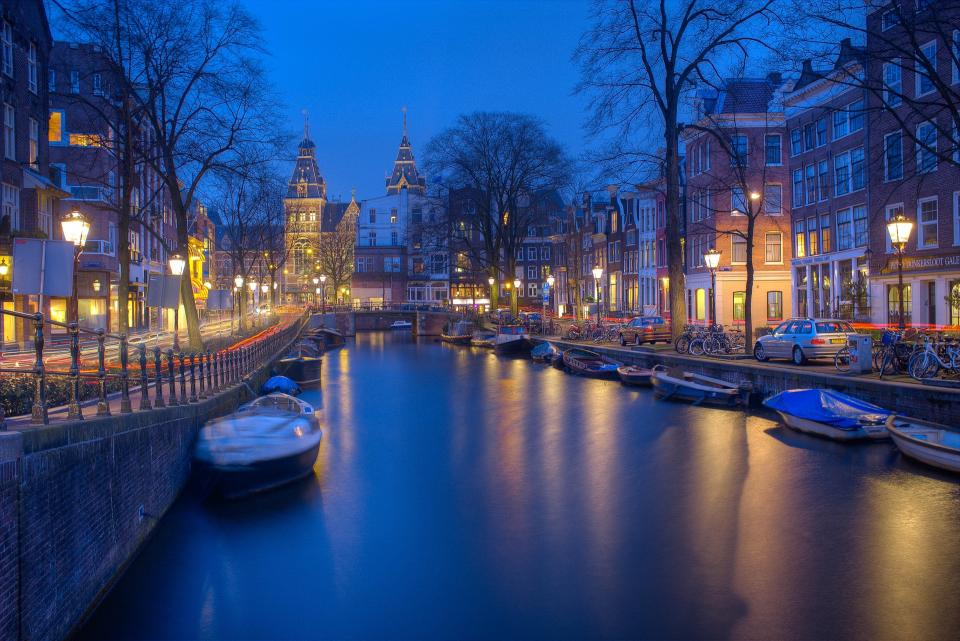 <p>Otra capital europea con un elevado riesgo de sufrir una burbuja inmobiliaria es Ámsterdam, que obtiene una calificación de 1,65. El mercado de la vivienda es hoy allí un 60% más caro que en 2013. (Foto: <a rel="nofollow noopener" href="http://pixabay.com/es/amsterdam-noche-canales-velada-1150319/" target="_blank" data-ylk="slk:Pixabay;elm:context_link;itc:0;sec:content-canvas" class="link ">Pixabay</a> / 1919021). </p>