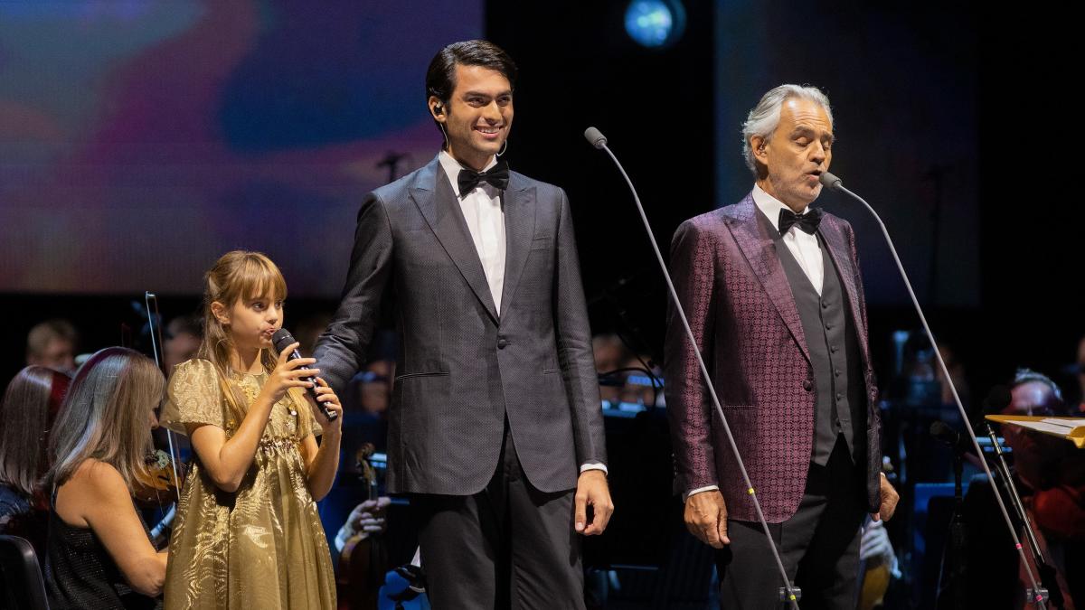 Andrea Bocelli se produit aux côtés de son fils et de sa fille au spectacle O2 Arena