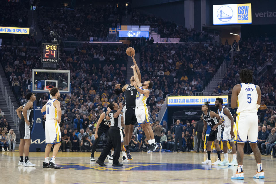 金州勇士隊NBA季前熱身賽最後一戰對決聖安東尼奧馬刺隊，開賽勇士安排Stephen Curry與Victor Wembanyama跳球。（Kyle Terada-USA TODAY Sports）