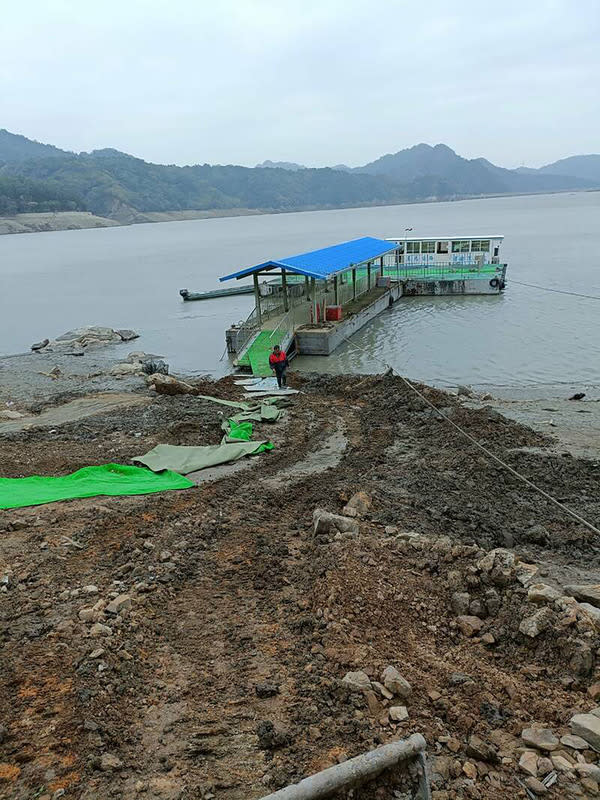 石門水庫蓄水率續降，位於集水區上游的薑母島因水位過低，碼頭已被爛泥包圍。（陳咪春提供）中央社記者葉臻傳真 112年4月8日