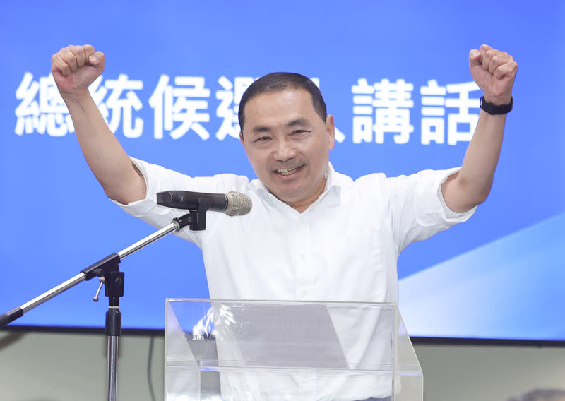 國民黨17日宣布徵召新北市長侯友宜代表參選2024總統，侯友宜致詞時高喊要再次讓政黨輪替、團結勝選，現場氣氛熱烈。（中央社）