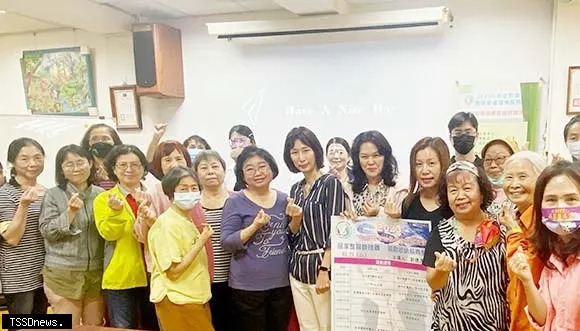 潮州就業中心邀請劉憓潔幫待業民眾認識「居家整聊師」新興行業。