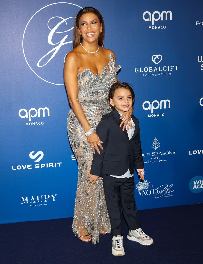 Por primera vez, Eva Longoria quedó eclipsada por su compañero de alfombra roja. La actriz de 49 años decidió asistir a la celebración de la Global Gift Gala en París con Santiago Enrique Baston, su hijo de seis años. Lejos de esconderse tras su famosa mamá, el niño aprovechó la luz de los flashes y derrochó simpatía. Mientras Longoria lució un vestido largo al cuerpo con transparencias y bordados en color plata; su hijo desfiló por el evento con un traje, camisa blanca y zapatillas urbanas