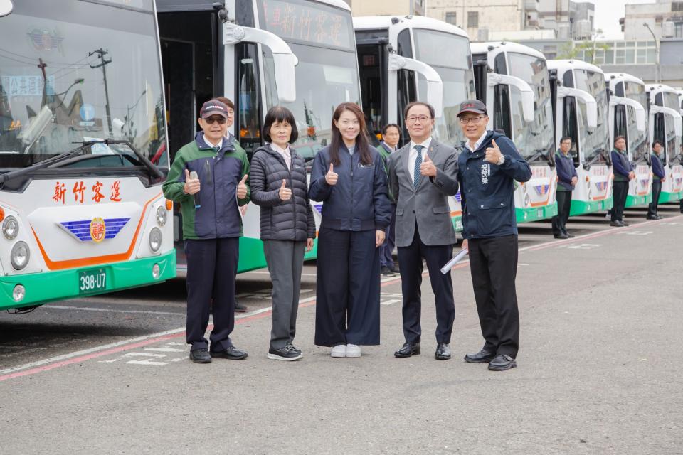 新竹市長高虹安查看11輛將啟用的低地板公車並與公車司機大合影。（圖/記者黃溎芬翻攝）