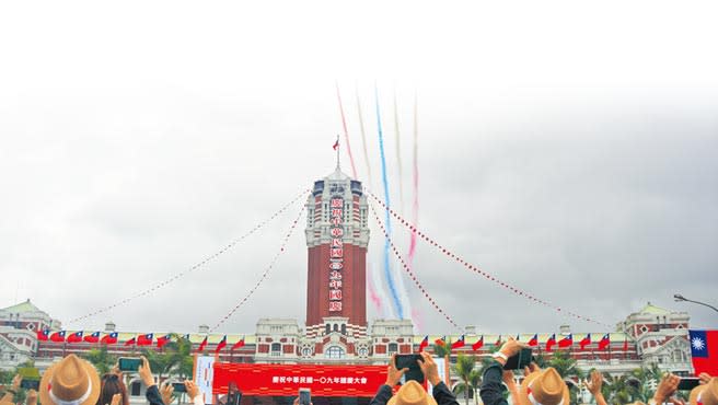 109年國慶大會10日舉行，壓軸演出由雷虎小組AT-3教練機以大雁隊形通過觀禮台，在天空畫上藍白紅彩煙，也為國慶大會畫下完美句點。（張鎧乙攝）