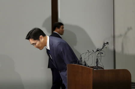 Jay Y. Lee, the company's vice chairman and the only son of Samsung Electronics chairman Lee Kun-hee, bows as he makes a public apology over the spread of the Middle East Respiratory Syndrome (MERS) at Samsung Medical Center, at the company's headquarters in Seoul, South Korea, June 23, 2015. REUTERS/Kim Hong-Ji