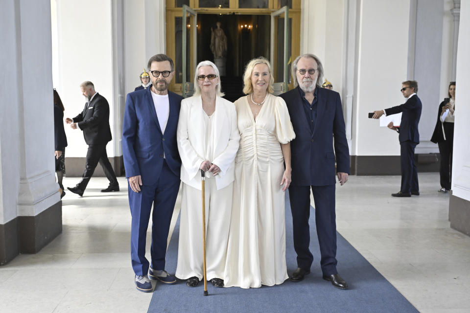 Los integrantes del grupo ABBA Björn Ulvaeus, de izquierda a derecha, Anni-Frid Lyngstad, Agnetha Fältskog y Benny Andersson en su ceremonia para ser condecorados con la Real Orden del Vasa de manos del rey Carlos Gustavo y la reina Silvia de Suecia por sus destacadas contribuciones a la música sueca e internacional en una ceremonia en el Palacio Real de Estocolmo el 31 de mayo. (Henrik Montgomery/TT News Agency via AP)