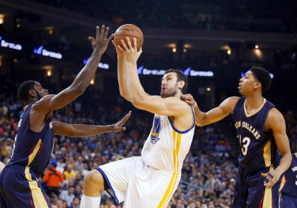 Andrew Bogut (C) drives between Pelicans Tyreke Evans (1) and Anthony Davis (23). (USA TODAY Sports)