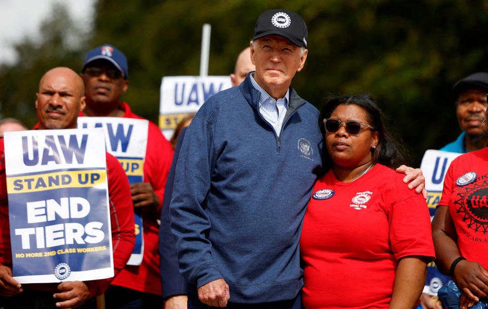 U.S. President Joe Biden joins striking members of the United Auto Workers (UAW) on the picket line outside the GM's Willow Run Distribution Center, in Belleville, Wayne County, Michigan, U.S., September 26, 2023. REUTERS/Evelyn Hockstein     TPX IMAGES OF THE DAY
