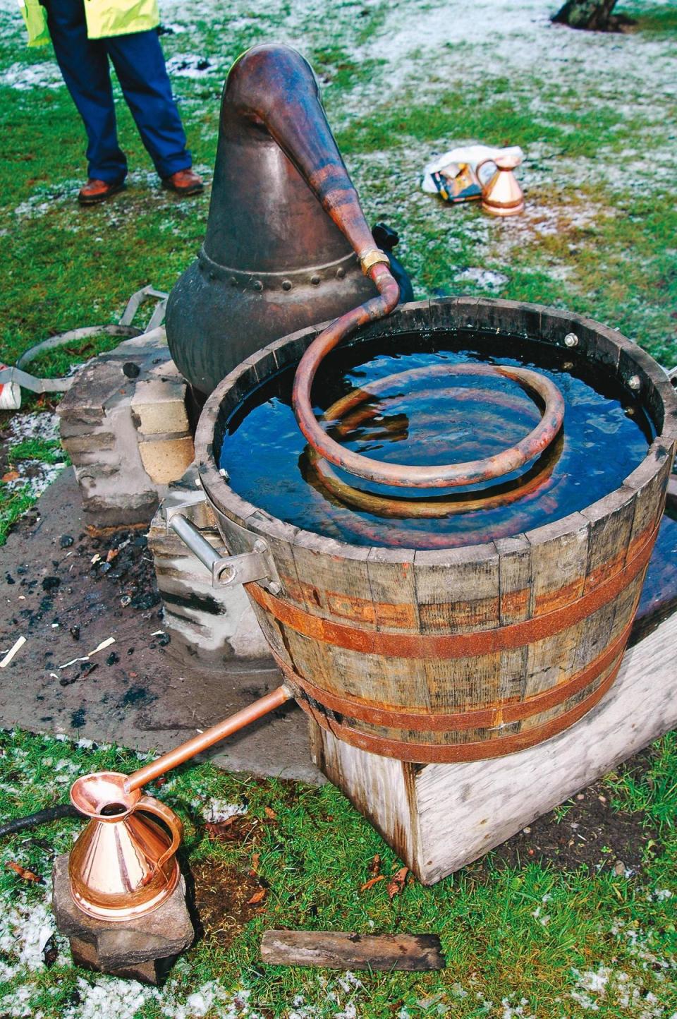 2008年冬天在格蘭利威酒廠體驗古代釀酒，圖為能帶著走、躲避稅官的小型蒸餾器與蟲桶冷凝。