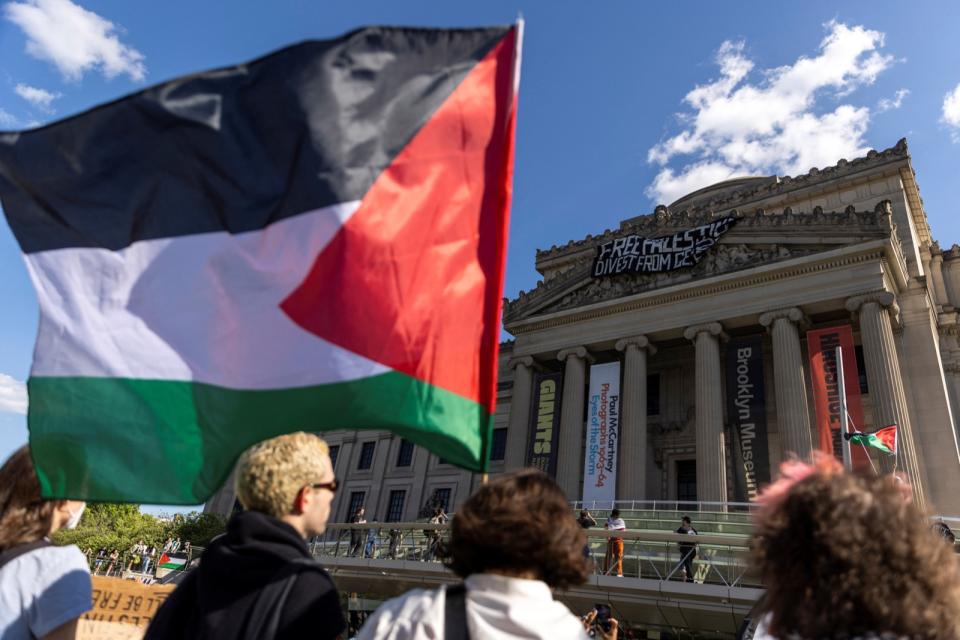 支持巴勒斯坦民眾5月31日在美國紐約「布魯克林博物館」前抗議，數人被捕。路透社