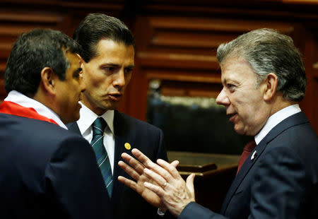 Colombia's President Juan Manuel Santos (R) and his Mexican counterpart Enrique Pena Nieto (C) talk with a congress member before the inauguration of Peru's President-elect Pedro Pablo Kuczynski in Lima, July 28, 2016. REUTERS/Mariana Bazo