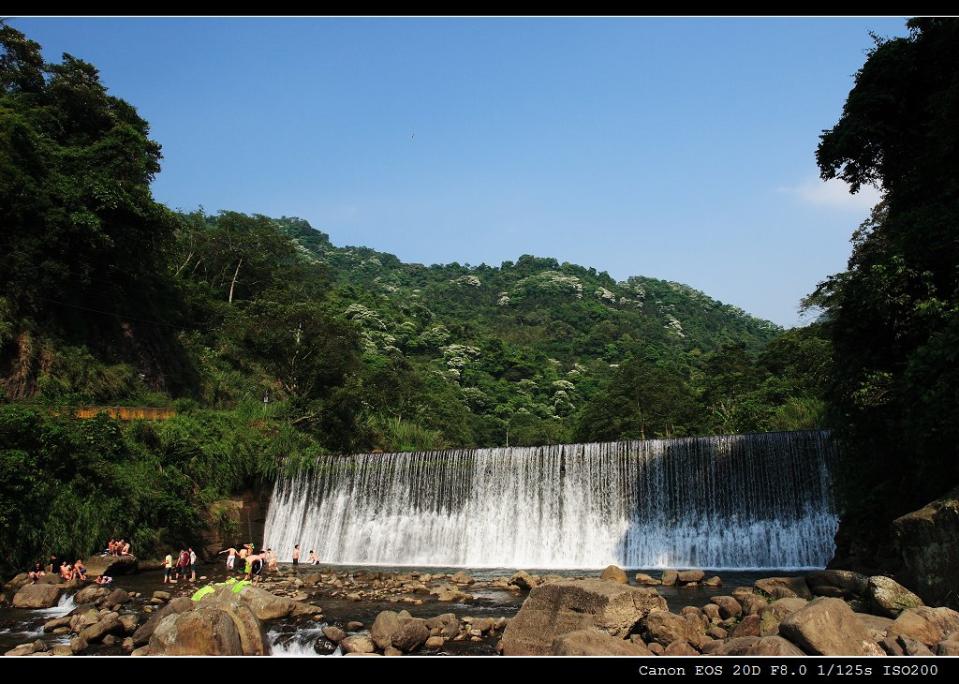 北埔冷泉 (Photo by BV3CM, License: CC BY-SA 3.0, 圖片來源web.archive.org/web/20161012232012/http://www.panoramio.com/photo/16112011)