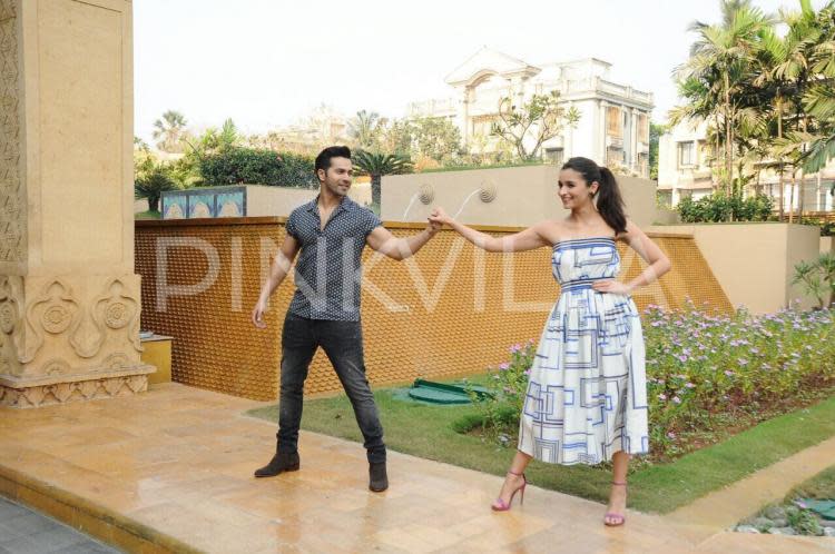 Varun Dhawan and Alia Bhatt are on a roll. Yes, the Badrinath Ki Dulhania actors are making sure that they go all out to promote their upcoming movie and from Twitter to Instagram, from walking the runway to dancing on the streets, Alia and Varun are omnipresent and well, we aren’t complaining. 