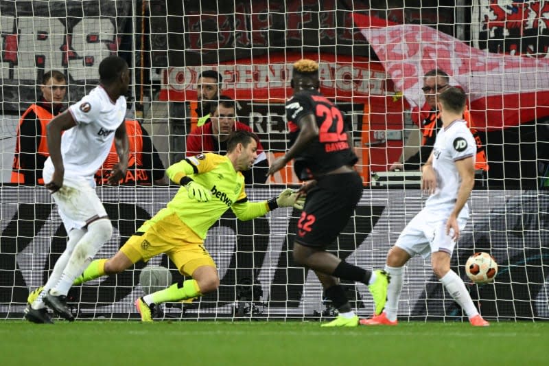 Leverkusen's Victor Boniface (Center R) scores his side's second goal of the game during the UEFA Europa League quarter-final first leg soccer match between Bayer Leverkusen and West Ham United at BayArena. Federico Gambarini/dpa