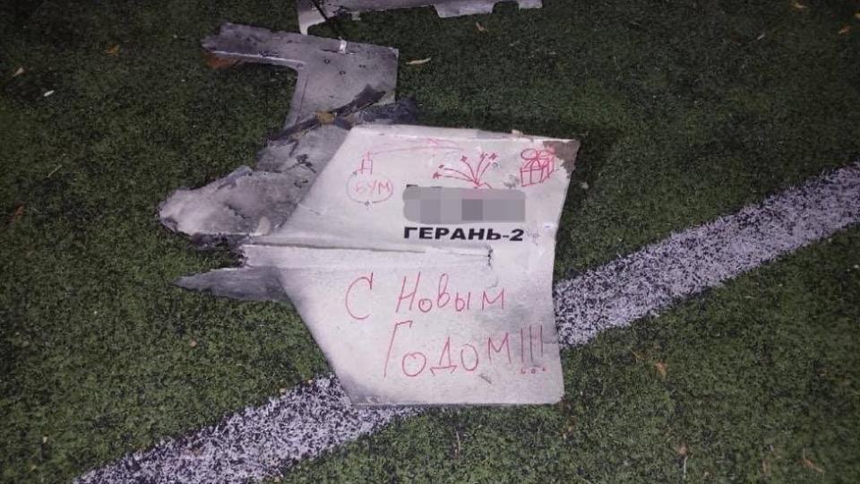 Las autoridades ucranianas mostraron una imagen de un dron lanzado por Rusia que dice, en ruso, &quot;Feliz Año Nuevo&quot;.
