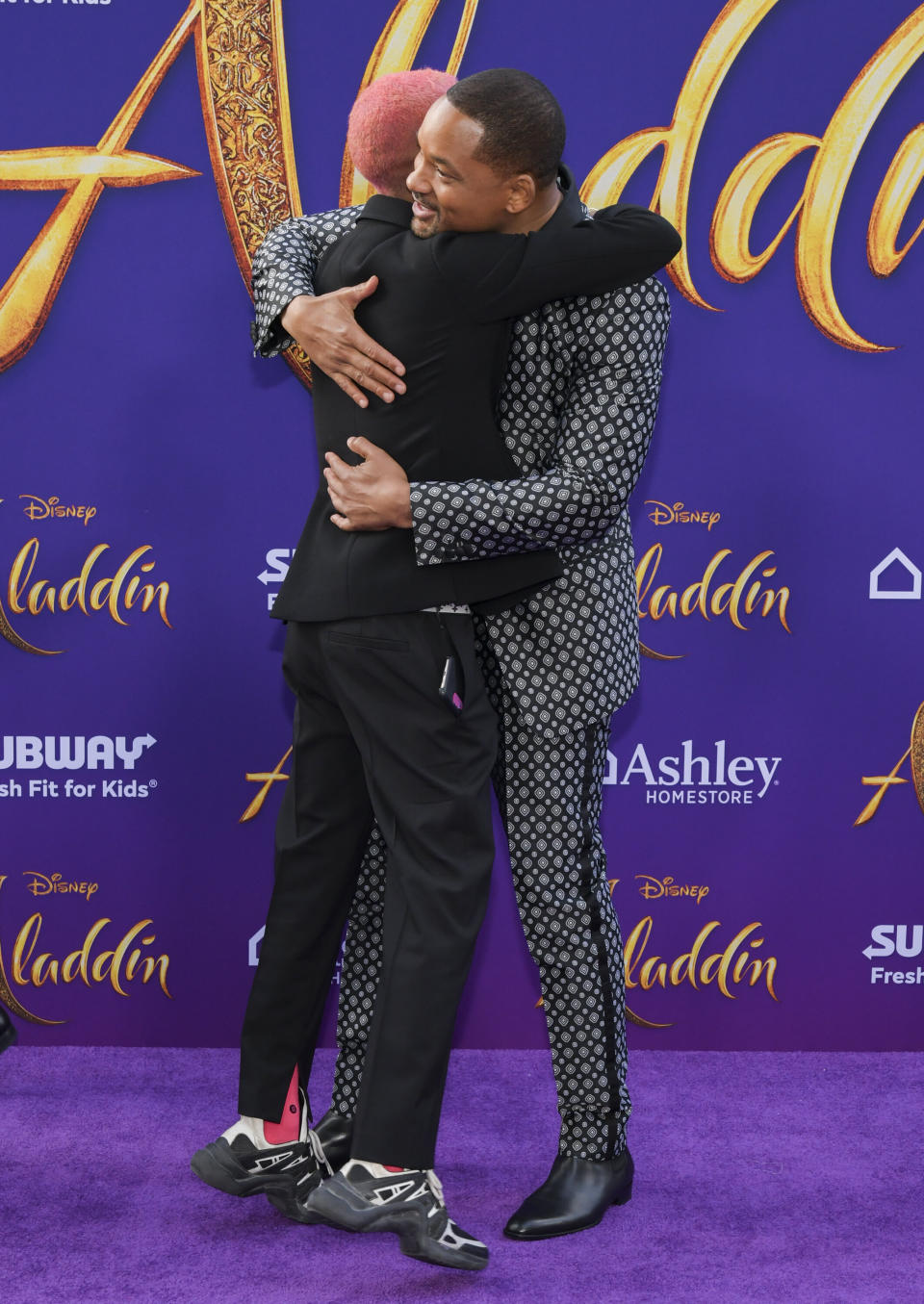 Will Smith hugging his son Jaden after he finally showed up. (Photo: Rodin Eckenroth via Getty Images)