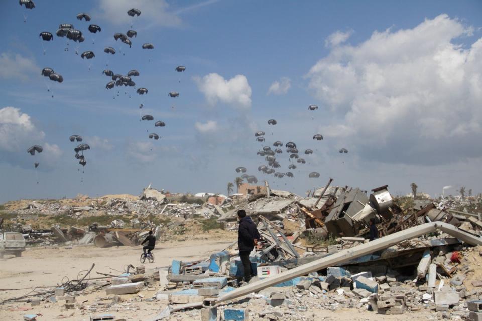 Humanitarian aid is airdropped to Palestinians over Gaza City (AP)