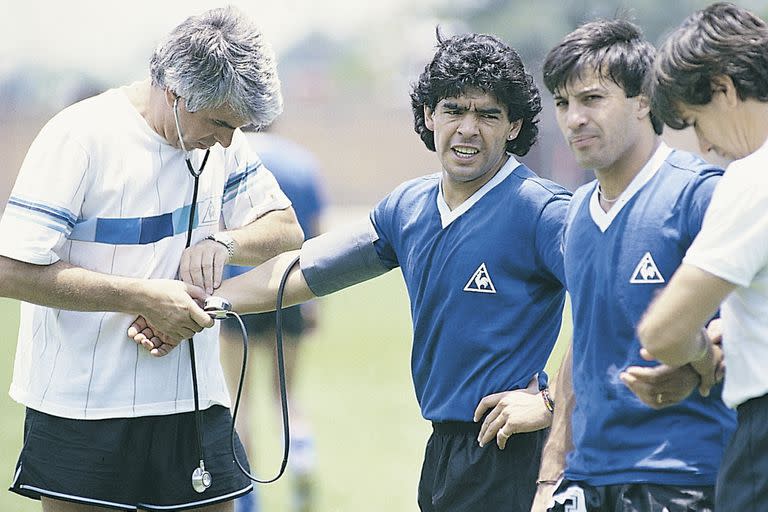 Raul Madero, con Diego Maradona y Julio Olarticoechea en México 86