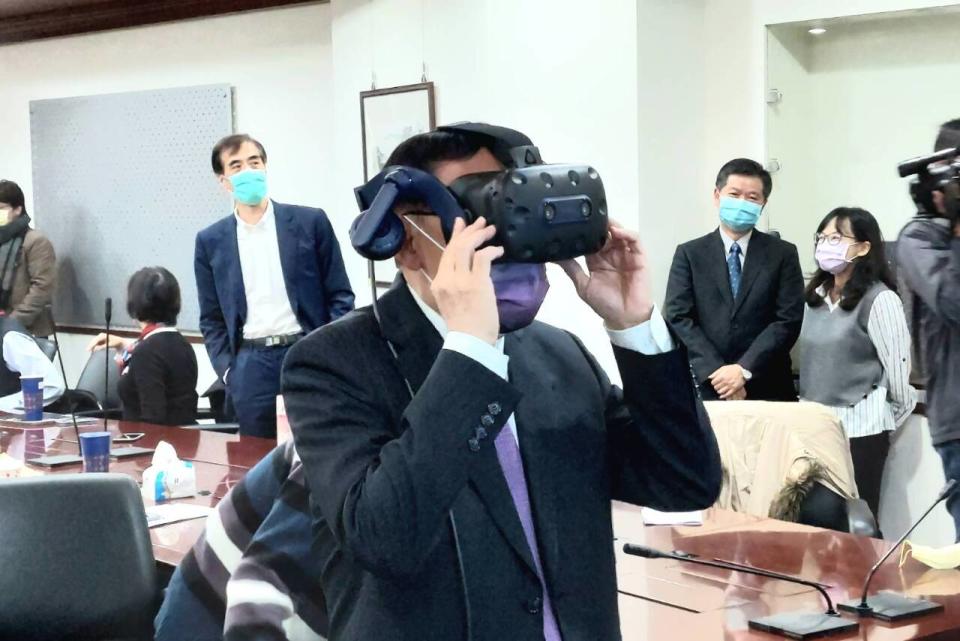 法務部行政執行署士林分署運用虛擬實境(VR)協助民眾了解法拍標的，法務部長蔡清祥試戴VR設備觀看遭法拍的中國抽砂船。(歐陽夢萍 攝)