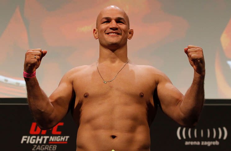 Will former UFC heavyweight champ Junior Dos Santos win back the title on Saturday? (Getty)