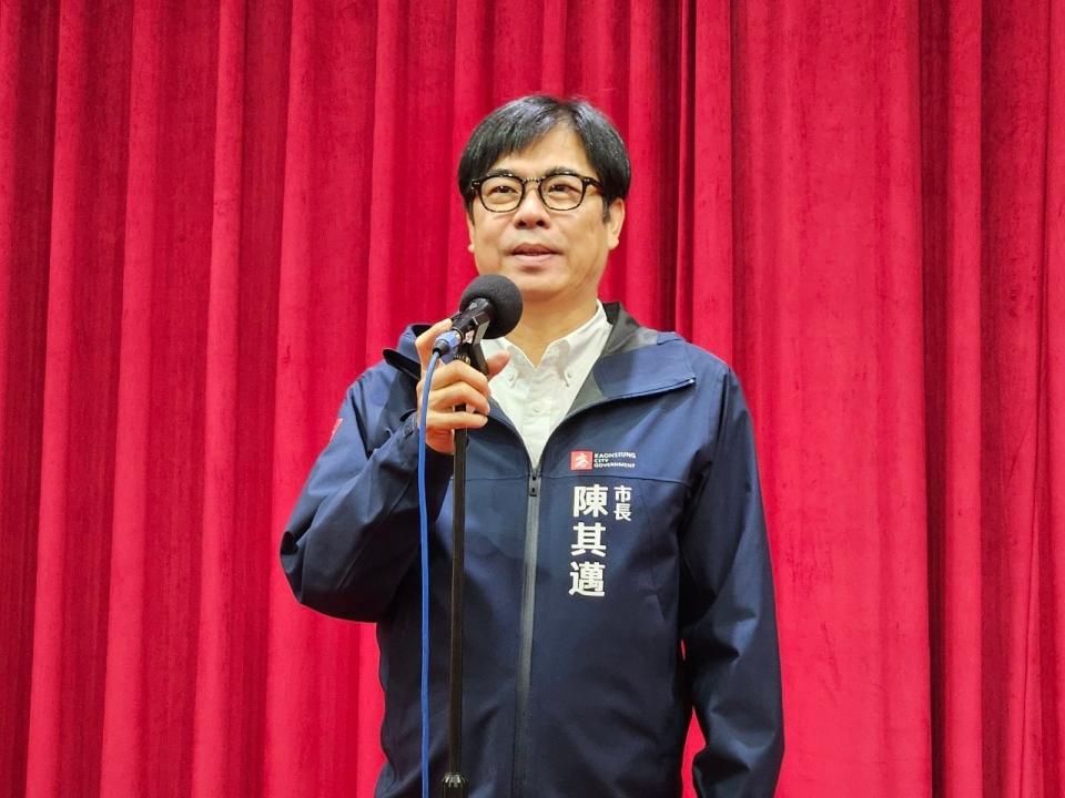 高雄市長陳其邁表示，迎接歌迷，高雄流行音樂中心點燈「五月天藍」、「人生橘」。施書瑜攝