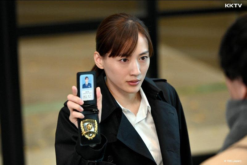 綾瀨遙在新劇《天國與地獄》飾演正義感十足的刑警，卻意外與殺人魔交換靈魂。（KKTV提供）