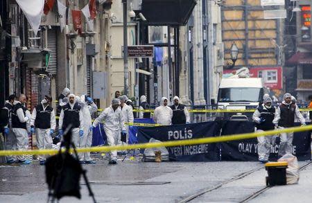 Police forensic experts inspect the area after a suicide bombing in a major shopping and tourist district in central Istanbul, Turkey March 19, 2016. REUTERS/Huseyin Aldemir