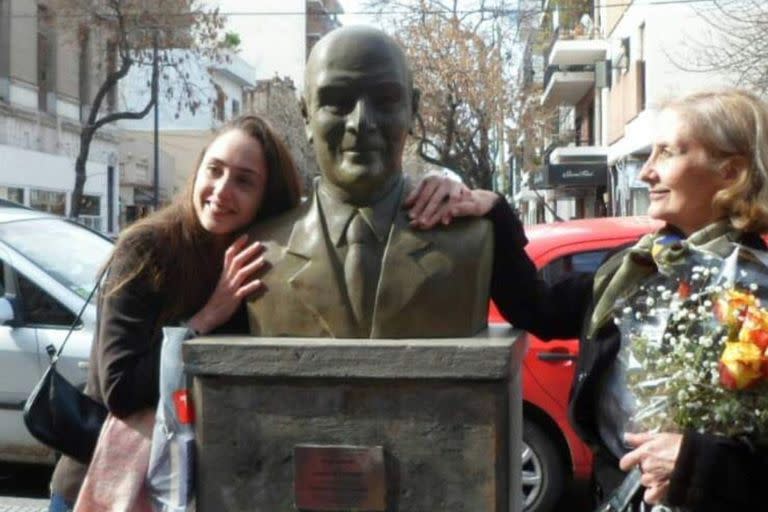 Laura Vila, la mamá de María, hizo en el taller del maestro Leo Vinci un busto en homenaje a su marido, Onofre Lovero; la escultura está emplazada en el Paseo de las Esculturas de Boedo