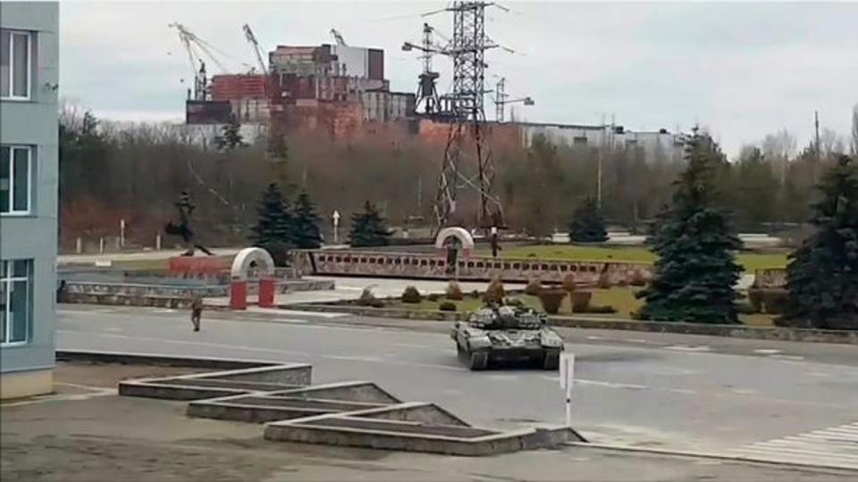 <span class="caption">Tropas del ejército ruso tomando el control del complejo nuclear de Chernóbil, Ucrania. 24 de febrero de 2022.</span> <span class="attribution"><span class="source">Chernobyl Nuclear Power Plant</span></span>