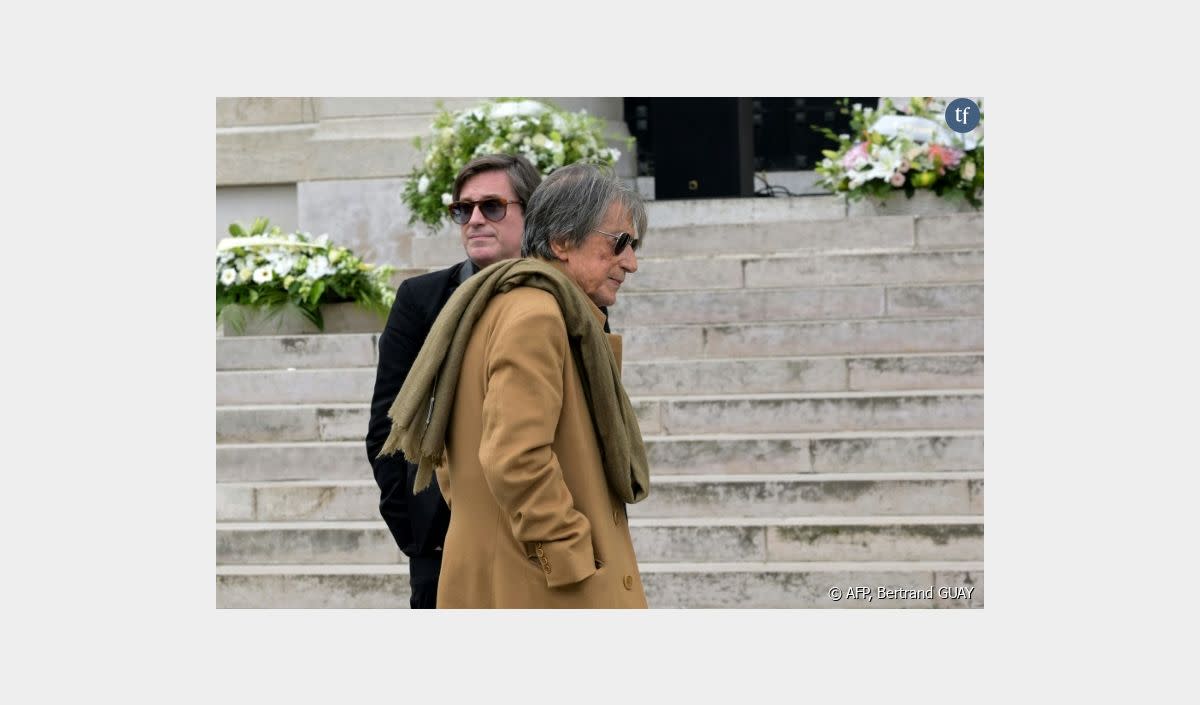 "Avec ses textes, on pouvait prendre le temps de vivre" : les adieux bouleversants à Françoise Hardy Jacques Dutronc et son fils Thomas lors des obsèques de Françoise Hardy au cimetière du Père Lachaise à Paris le 20 juin 2024 - AFP, Bertrand GUAY