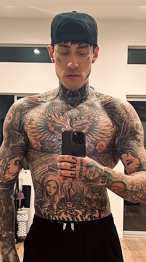 Trace Cyrus, Shirtless