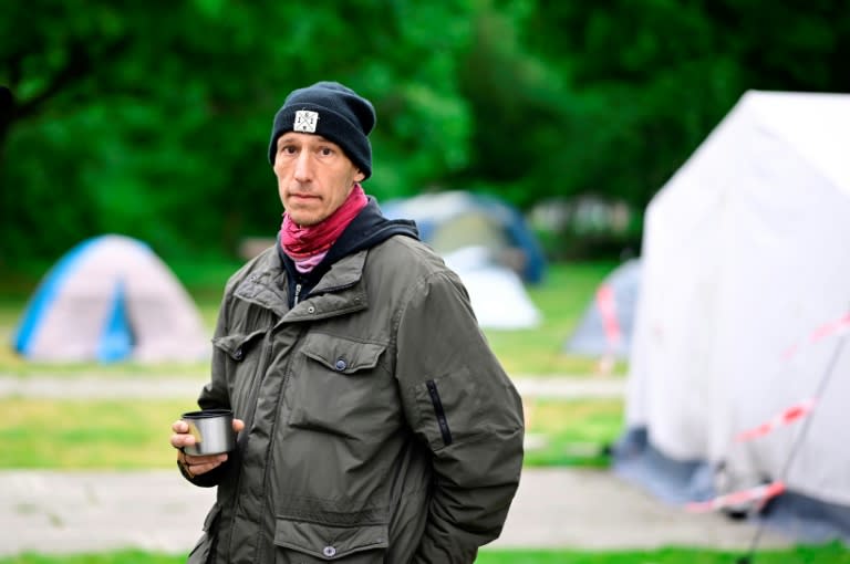 El activista climático alemán Wolfgang "Wolli" Metzeler-Kic habla sobre su huelga de hambre el 7 de mayo de 2024 en un campamento en el centro de Berlín (Tobias Schwarz)