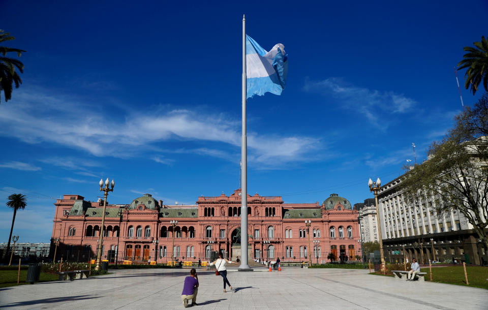 <p>Una mujer posa frente a la Casa Rosada en Buenos Aires, Argentina. REUTERS/Marcos Brindicci </p>