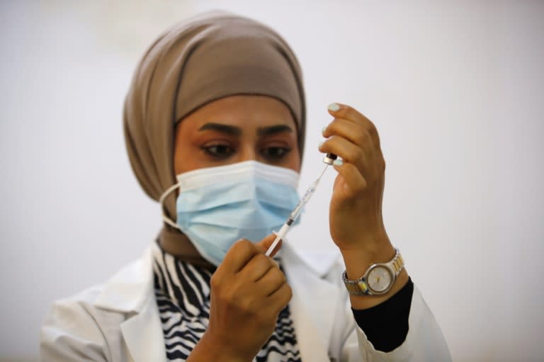 Une infirmière prépare un vaccin contre la rougeole dans une école de Bagdad le 14 avril 2024 (AHMAD AL-RUBAYE)