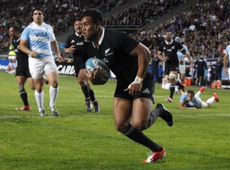 New Zealand All Blacks' Julian Savea runs on his way to score a try against Argentina during their Rugby Championship in La Plata September 27, 2014. REUTERS/Enrique Marcarian