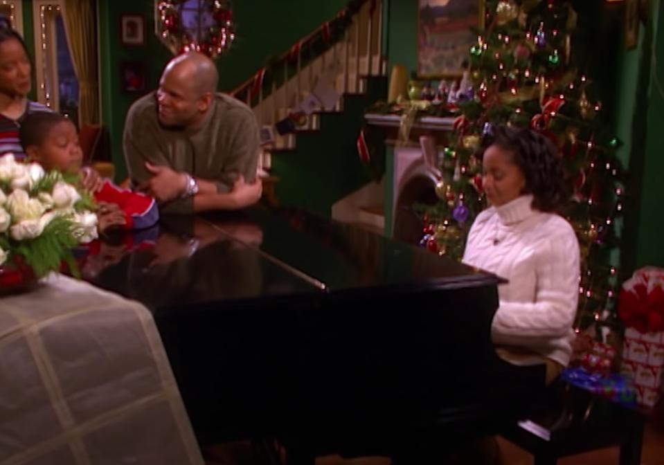 The Baxter family gathers by the Christmas tree in "That's So Raven"