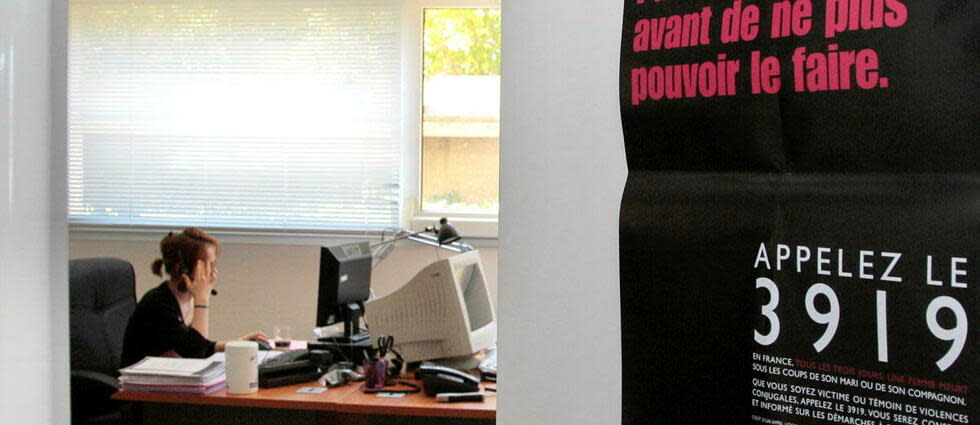 Une écoutante de la plateforme téléphonique du 3919, numéro d'appel unique destiné aux femmes victimes de violences conjugales s'entretient avec une personne au téléphone, le 20 mai 2010 à Paris. 
