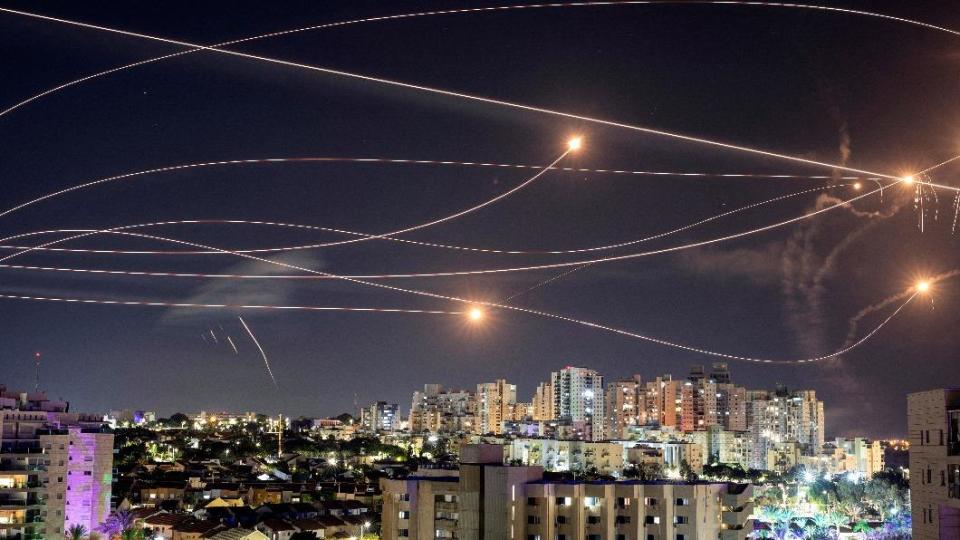 在以色列南部拍攝的照片可以看到，鐵穹系統攔截了從加薩地區發射的火箭。（圖／達志影像路透社）